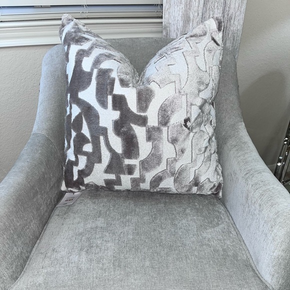 1-NWT CALDEIRA CUT VELVET DESIGN DECORATIVE PILLOWS Read description for details - Picture 12 of 16